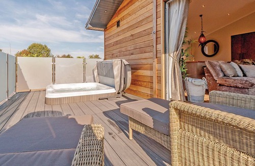 Woodbridge Cabina | 1 bedroom accommodation in Bredfield, Woodbridge