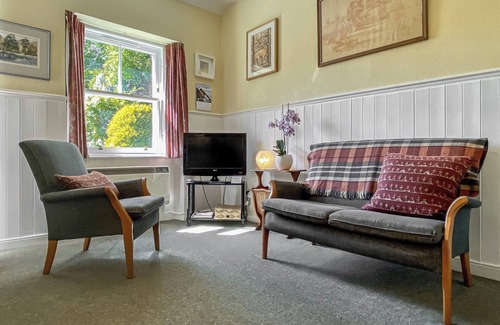 Pitlochry Cabaña | Elnagar Cottage is a delightful one bedroom holiday cottage in Pitlochry, ideal for couples.