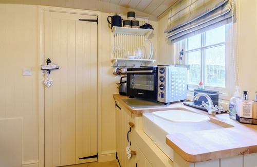 Barnsley Cabaña | 1 bedroom accommodation in South Hiendley, near Hemsworth
