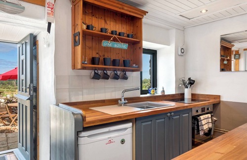 Goodwick Cabaña | 1 bedroom accommodation in Strumble Head Peninsula
