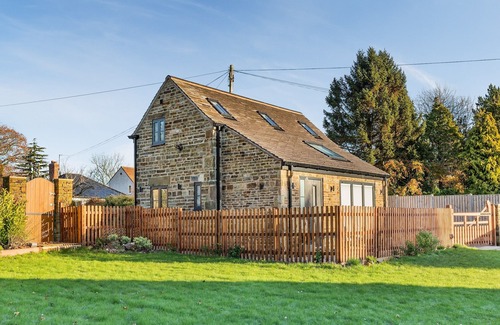 Bagillt Cabaña | 1 bedroom accommodation in Brampton, near Chesterfield