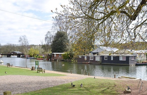 Thorpe St Andrew Cabaña | 1 bedroom accommodation in Thorpe Green, near Norwich