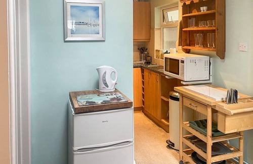 Corfe Mullen Cabaña | 1 bedroom accommodation in Beacon Hill, Poole