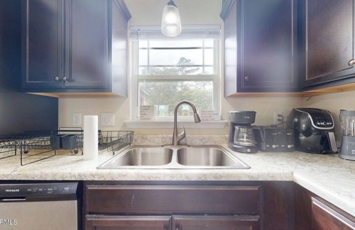 Richlands Casa | 1 bedroom and 1 full bath available in a large 3 bedroom, 2 bathroom house