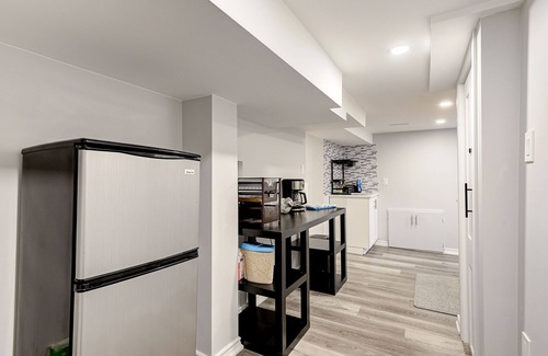 Mount Hope Huron Park Casa | 1 Bedroom Apartment Downtown - Close to Hospital and University