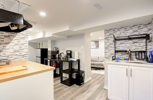 Mount Hope Huron Park Casa | 1 Bedroom Apartment Downtown - Close to Hospital and University