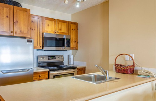 Sun Peaks Cabina | Apartamento de 1 dormitorio en el centro del pueblo, ski in / out