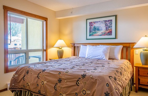 Sun Peaks Cabina | Apartamento de 1 dormitorio en el centro del pueblo, ski in / out