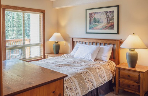 Sun Peaks Cabina | Apartamento de 1 dormitorio en el centro del pueblo, ski in / out