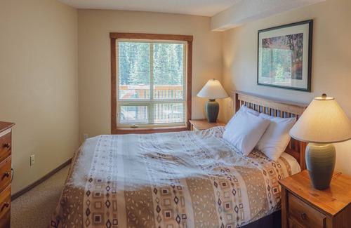 Sun Peaks Cabina | Apartamento de 1 dormitorio en el centro del pueblo, ski in / out