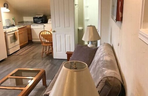 Medford Apartamento | 1-bedroom apartment just 6 minutes drive to Lithia & Driveway Fields