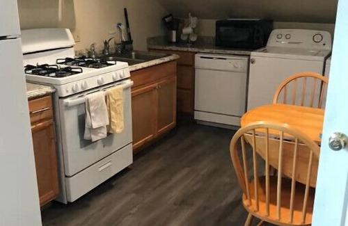 Medford Apartamento | 1-bedroom apartment just 6 minutes drive to Lithia & Driveway Fields