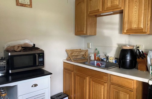 Albion Apartamento | 1 bedroom apartment, king bed, in owner occupied duplex, close to highways, etc