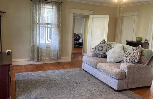 Albion Apartamento | 1 bedroom apartment, king bed, in owner occupied duplex, close to highways, etc