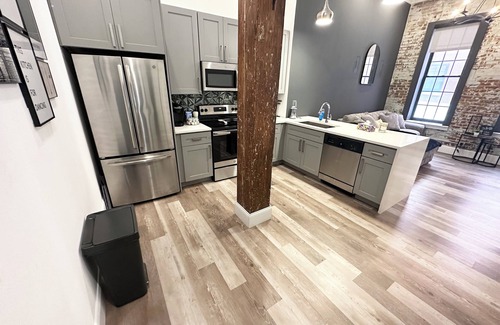 Lafayette Square Apartamento | 1-bedroom Apartment with gym, rooftop hot tub, WiFi in fabulous St. Louis!