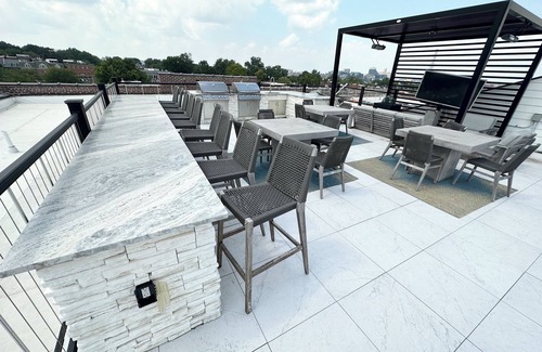 Lafayette Square Apartamento | 1-bedroom Apartment with gym, rooftop hot tub, WiFi in fabulous St. Louis!