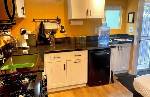 Bay Ho Apartamento | 1-bedroom apartmt with full kitchen, bath, private entrance, fenced-in backyard.