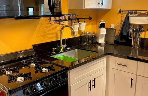Bay Ho Apartamento | 1-bedroom apartmt with full kitchen, bath, private entrance, fenced-in backyard.