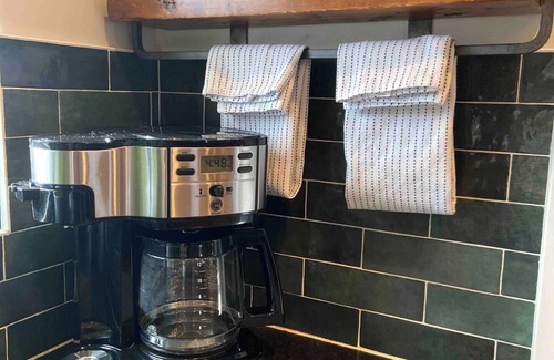 City Park West Apartamento | 1 Bedroom Apt, Full Kitchen, private unit in City Park!