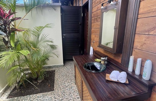 English Harbour Apartamento | 1 Bedroom Bali style studio suite on lush property in English Harbour!
