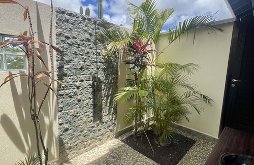 English Harbour Apartamento | 1 Bedroom Bali style studio suite on lush property in English Harbour!