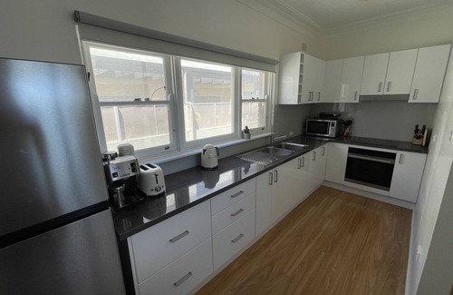 North Wollongong Apartamento | 1 Bedroom Beach Apartment Queen Bed