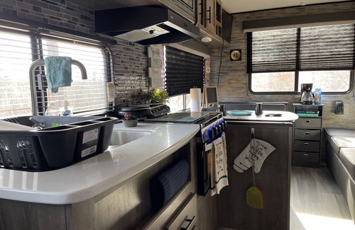Martinsville Alquiler De RV | 1 BEDROOM CAMPER FOR PEACEFUL GETAWAY