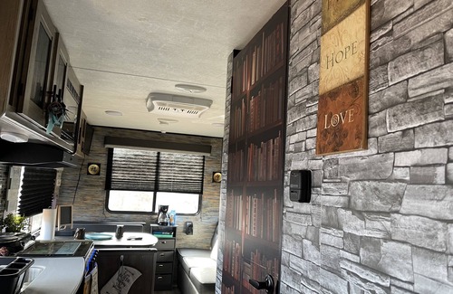 Martinsville Alquiler De RV | 1 BEDROOM CAMPER FOR PEACEFUL GETAWAY