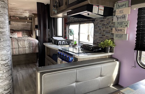 Martinsville Alquiler De RV | 1 BEDROOM CAMPER FOR PEACEFUL GETAWAY