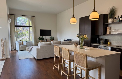 Lower State Condominio | 1 bedroom condo in enchanting Santa Barbara by the water!