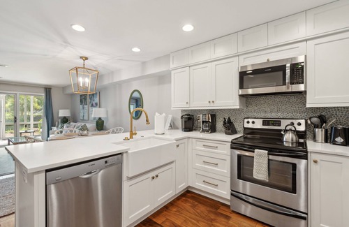 Charleston County Condominio | 1 Bedroom condo, Steps to Beach Access & Pool - 7B Mariners Walk