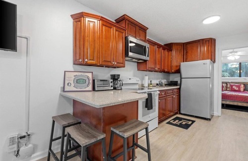 Tallahassee Condominio | 1 Bedroom Condo Shadowing Doak Campbell Stadium