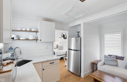 Old Naples Cabaña | 1-bedroom cottage just a short walk to Naples Beach and Fifth Avenue South