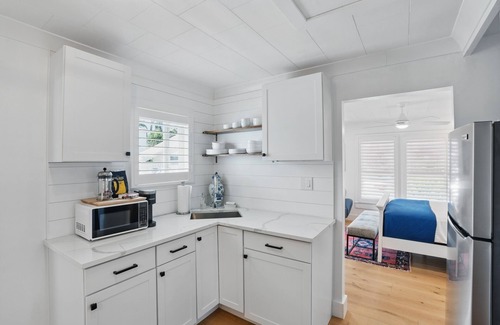 Old Naples Cabaña | 1-bedroom cottage just a short walk to Naples Beach and Fifth Avenue South