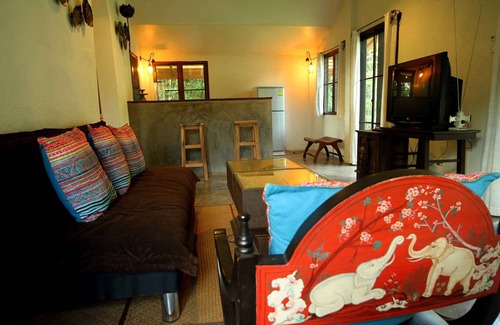 Choeng Doi Cabaña | 1 dormitorio casa w / despensa, sala de estar y amplio balcón