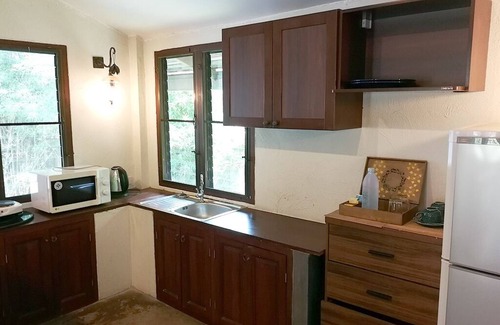 Choeng Doi Cabaña | 1 dormitorio casa w / despensa, sala de estar y amplio balcón