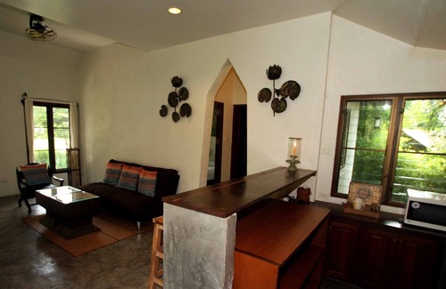 Choeng Doi Cabaña | 1 dormitorio casa w / despensa, sala de estar y amplio balcón
