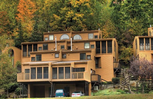East Stroudsburg Condominio | 1 Bedroom Deluxe Villa, Sleeps 6, Kitchen, at Shawnee Village Resort!!