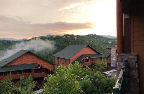 Gatlinburg Complejo | 1 bedroom Deluxe Lock-off. Sleeps 4. Smoky Mountains Gatlinburg