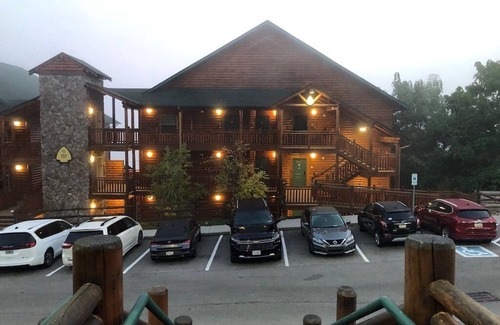 Gatlinburg Complejo | 1 bedroom Deluxe Lock-off. Sleeps 4. Smoky Mountains Gatlinburg