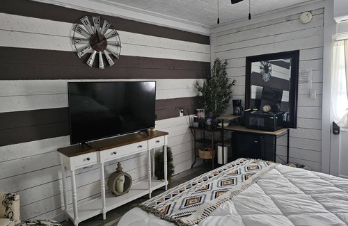 Eminence Otro | 1-bedroom farm stay just 6 minutes to Ozark National Scenic Riverways