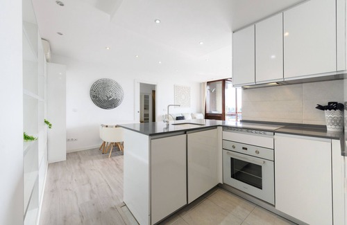 Nueva España Apartamento | Piso de 1 dormitorio con piscina y balcón en Madrid