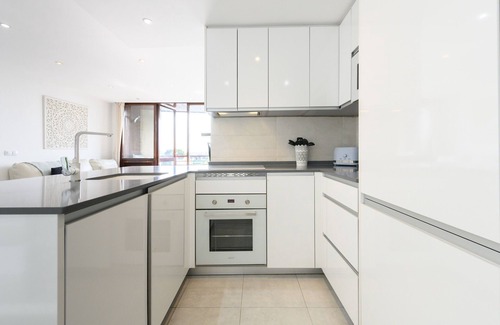 Nueva España Apartamento | Piso de 1 dormitorio con piscina y balcón en Madrid