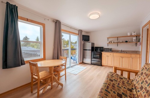 Ucluelet Hotel | One Bedroom Full Kitchen | Ocean View