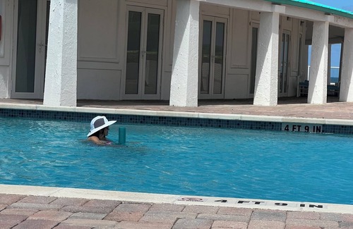 Hutchinson Island South Condominio | 1-bedroom ground floor condo steps from ocean and pool at Shuckers Jensen Beach
