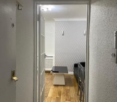 Dormers Wells Apartamento | 1 bedroom ground floor flat with garden