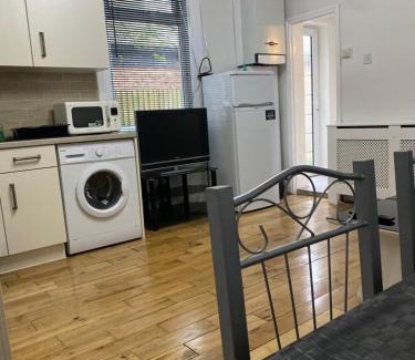 Dormers Wells Apartamento | 1 bedroom ground floor flat with garden