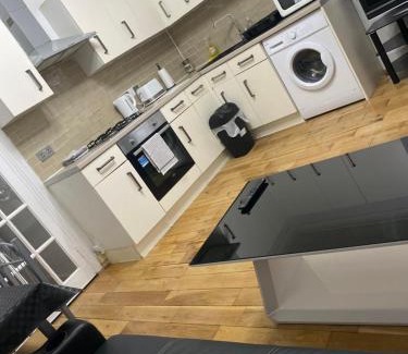 Dormers Wells Apartamento | 1 bedroom ground floor flat with garden
