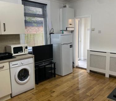 Dormers Wells Apartamento | 1 bedroom ground floor flat with garden