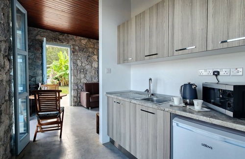 Karsiyaka Cabaña | 1 bedroom guesthouse with incredible views!